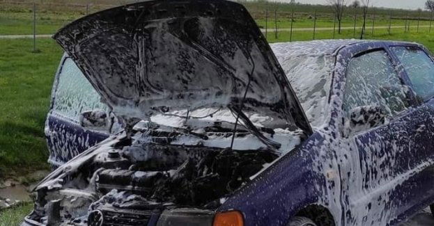 Nie mając prawa jazdy, jechał nowo kupionym samochodem - auto stanęło w płomieniach