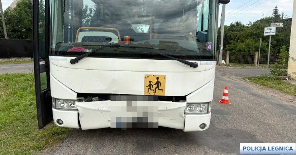 zdjęcie: Kolizja z udziałem autobusu szkolnego w Jezierzanach - na szczęście nikomu nic poważnego się nie stało / fot. KMP w Legnicy