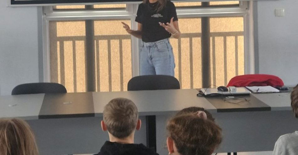 zdjęcie: Zajęcia o cyberprzemocy i odpowiedzialności karnej w Kołbaczu / fot. KPP w Gryfinie