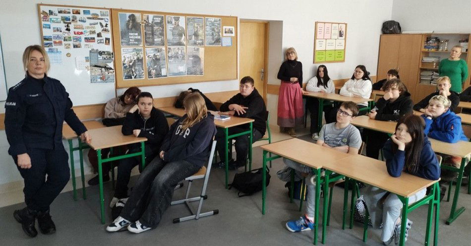zdjęcie: Policjanci uczą młodzież reagować na hejt w sieci / fot. KPP w Wałczu 1
