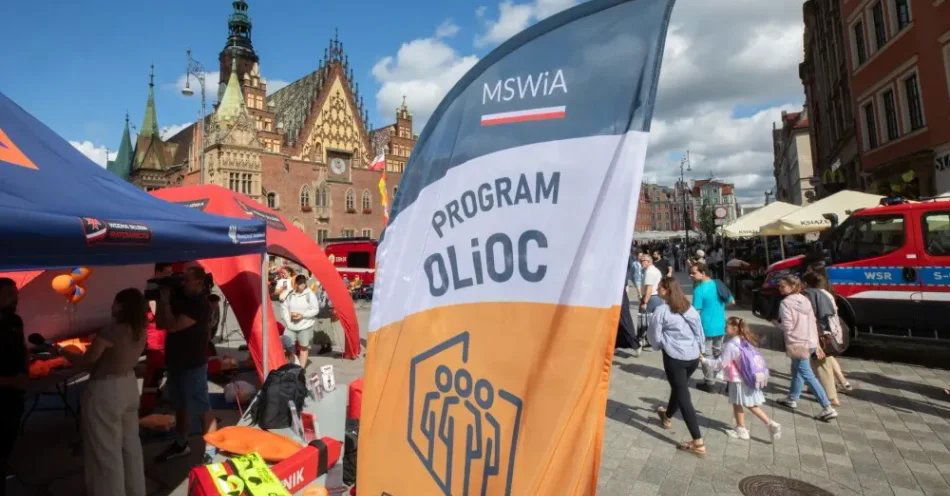 zdjęcie: Wrocław: Wodna Służba Ratownicza i straż pożarna szkolą ludzi z reagowania na sygnały alarmowe / Wrocław, 29.08.2026. Punkt Akademii Ochrony Ludności i Obrony Cywilnej na Rynku we Wrocławiu, 29 bm. Szkolenie OLiOC odbyło się w ramach Krajowego Treningu Reagowania. Podczas spotkania służby mundurowe i eksperci zaprezentowali zasady postępowania po usłyszeniu sygnałów alarmowych, a także najważniejsze elementy plecaka ewakuacyjnego. (amb) PAP/Krzysztof Ćwik