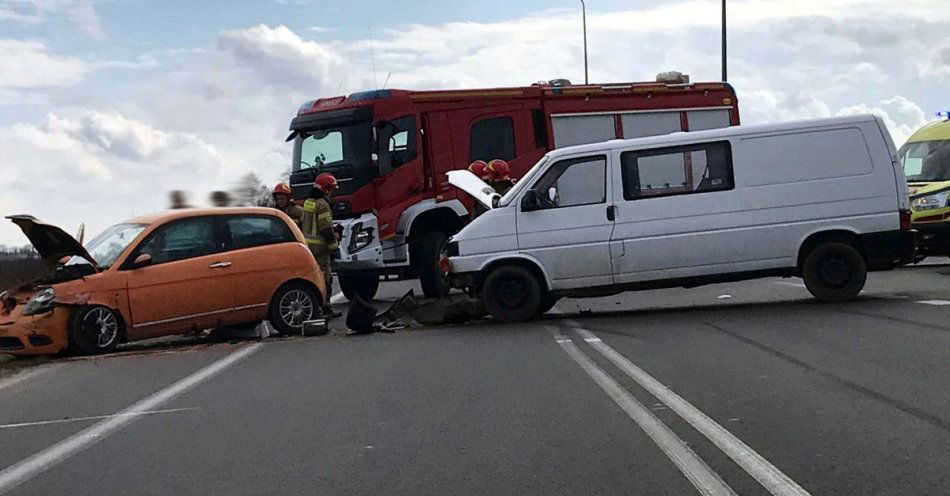 zdjęcie: Wypadek na skrzyżowaniu ul. Padlewskiego w Mławie z krajową siódemką, ranne dwie osoby / fot. KPP w Mławie