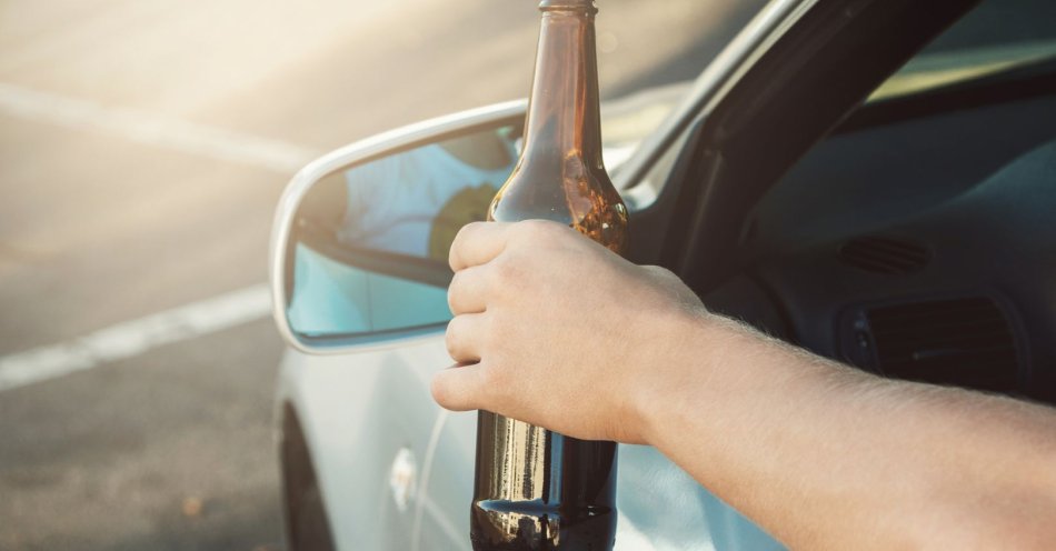zdjęcie: Mimo spożycia alkoholu postanowili wsiąść za kierownicę. / v16290252