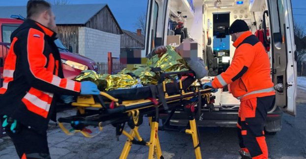 Zaginionego 71-latka policjanci odnaleźli w lodowatej rzece. Osłabiony i wyziębiony trafił pod opiekę medyków