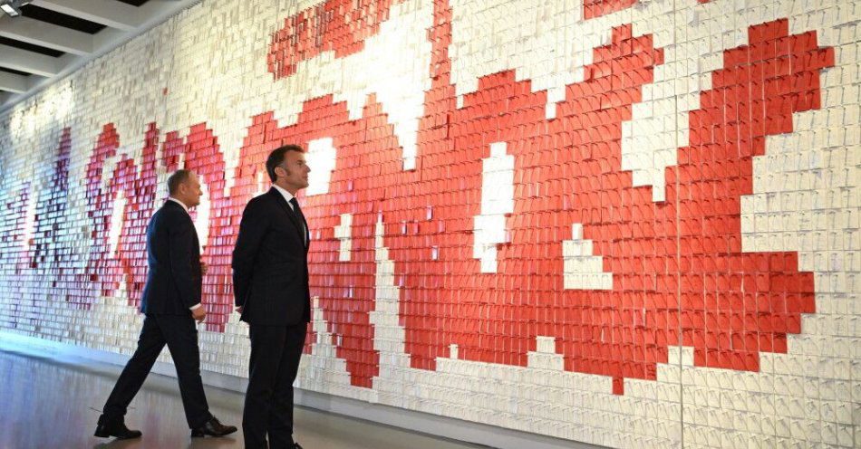 zdjęcie: Prezydent Francji w Europejskim Centrum Solidarności: Vive la Pologne, vive la liberté / Gdańsk, 20.04.2026. Premier Donald Tusk (L) i prezydent Francji Emmanuel Macron (P) podczas umieszczenia zawieszek na ścianie wolności w Europejskim Centrum Solidarności w Gdańsku, 20 bm. Politycy wzięli udział w I Polsko-Francuskim Szczycie Międzyrządowym. Spotkanie realizuje postanowienia Traktatu o wzmocnionej współpracy i przyjaźni między Polską a Francją, podpisanego 9 maja 2025 r. w Nancy. Rozmowy dotyczyły m.in. relacji dwustronnych Polski i Francji, wyzwań dla bezpieczeństwa w Europie, a