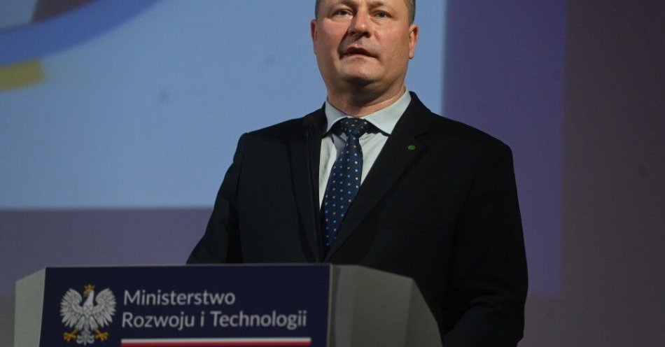 zdjęcie: W Szczecinie powstanie największa na świecie fabryka wież morskich turbin wiatrowych / fot. PAP