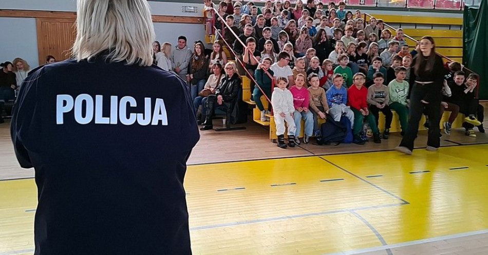 zdjęcie: Policjantka i Młodzieżowa Rada uczą dzieci bezpieczeństwa zimą / fot. KPP w Starogardzie Gdańskim