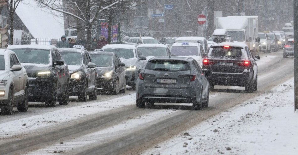zdjęcie: Tusk: poleciłem szefowi MSWiA zwołanie narady wojewodów i przedstawienie raportu o sytuacji na drogach / Zakopane, 30.12.2025. Trudne warunki drogowe w Zakopanem, 30 bm. IMGW ostrzega przed zamieciami śnieżnymi w północno-wschodniej i południowej Polsce. (ad) PAP/Grzegorz Momot