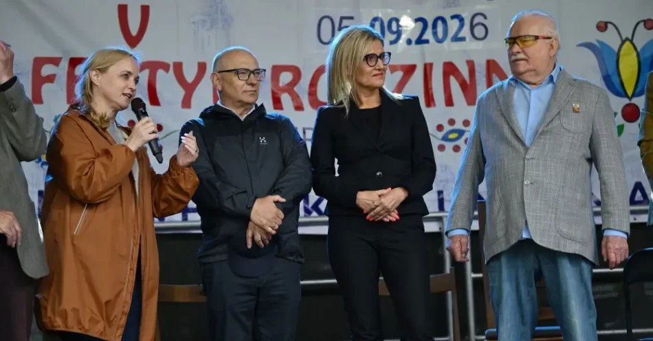 zdjęcie: V Festyn Europejski w Wejherowie z udziałem Lecha Wałęsy i samorządowców / Wejherowo, 05.09.2026. Minister zdrowia Jolanta Sobierańska-Grenda (L), były prezydent RP Lech Wałęsa (P), prokurator Ewa Wrzosek (2P) i działacz opozycji w PRL Jerzy Borowczak (2L) na V Festynie Europejskim w Muzeum Piśmiennictwa i Muzyki Kaszubsko-Pomorskiej w Wejherowie, 5 bm. (ad) PAP/Adam Warżawa