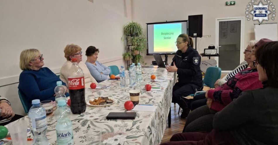 zdjęcie: Policjantka przypomniała seniorom jak się nie dać oszukać / fot. KPP Prudnik