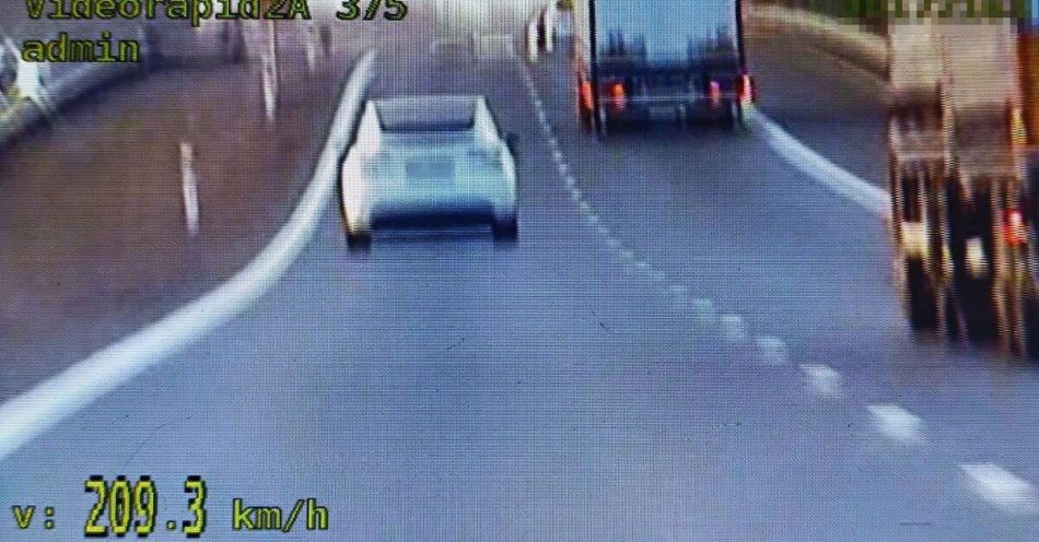 zdjęcie: Jechał Teslą 209 km/h. Dostał 5 tys. zł mandatu i 15 punktów / fot. KPP Puławy