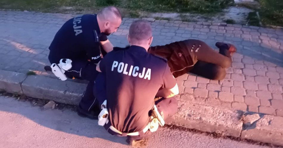 zdjęcie: Mundurowi ruszyli na pomoc kobiecie / fot. KPP Busko-Zdrój