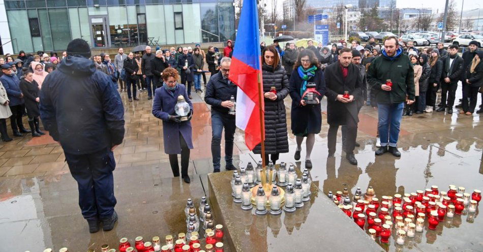 zdjęcie: Na terenie uniwersytetu zapłonęły znicze ku pamięci ofiar strzelaniny w Pradze / fot. PAP