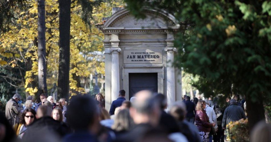 zdjęcie: Uzbierano 74 tys. zł podczas XLV kwesty na cmentarzu Rakowickim w Krakowie / Kraków, 01.11.2021. Grób Jana Matejki na Cmentarzu Rakowickim w Dniu Wszystkich Świętych, 1 bm. w Krakowie. Na cmentarzu trwa kwesta na rzecz ratowania zabytkowych nagrobków Rakowice. (kf) PAP/Łukasz Gągulski