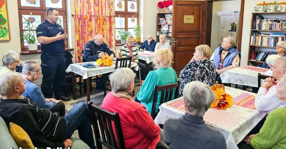 zdjęcie: Seniorzy uczą się jak chronić się przed oszustwami z użyciem AI / fot. KPP Sulęcin