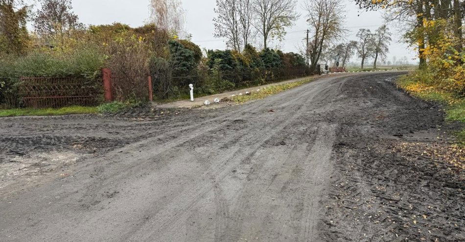 zdjęcie: Błoto na jezdni: rolnicy muszą sprzątać po wyjazdach z pola / fot. KPP Mogilno