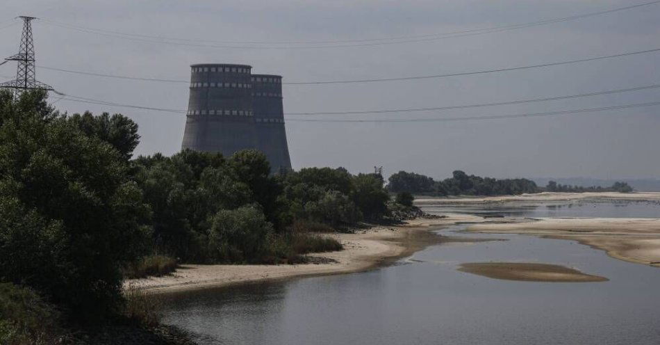 zdjęcie: Grossi: MAEA pracuje nad przywróceniem zasilania w ukraińskiej elektrowni jądrowej w Zaporożu / EPA10692587 Zdjęcie wykonane podczas wizyty w Enerhodarze zorganizowanej przez Ministerstwo Obrony Rosji ukazuje ogólny widok płytkiego zbiornika Kakhovka w pobliżu Elektrowni Jądrowej Zaporoże w Enerhodarze, na południowym wschodzie Ukrainy, 15 czerwca 2023 r. Elektrownia Jądrowa Zaporoże nadal może pobierać wodę ze zbiornika Kakhovka, jak podaje IAEA. Grossi powiedział, że po zniszczeniu hydroelektrowni Kakhovka może powstać sytuacja, w której woda ze zbiornika Kakhovka nie będzie wystarczając