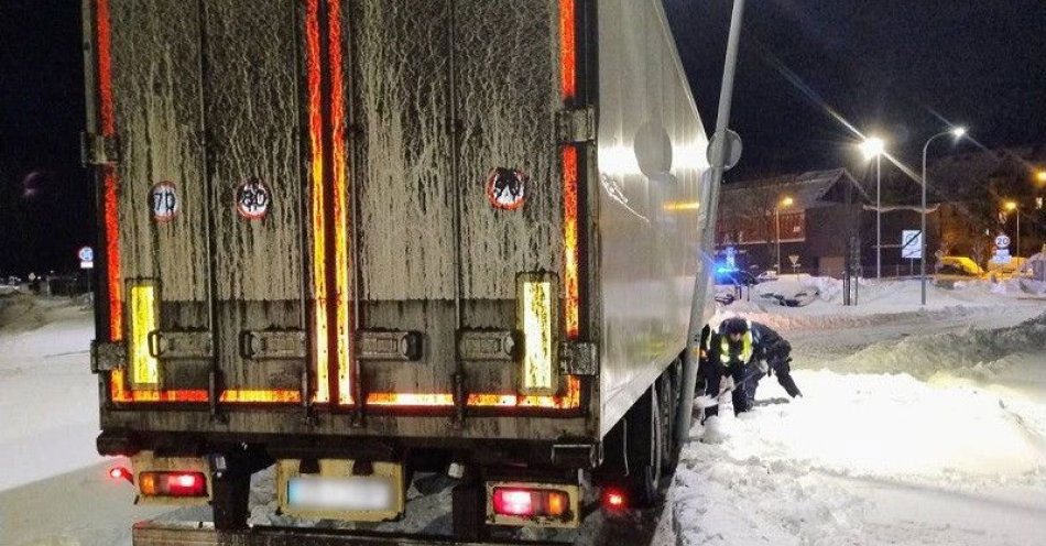 zdjęcie: Trudne warunki na drogach powiatu lęborskiego / fot. KPP w Lęborku