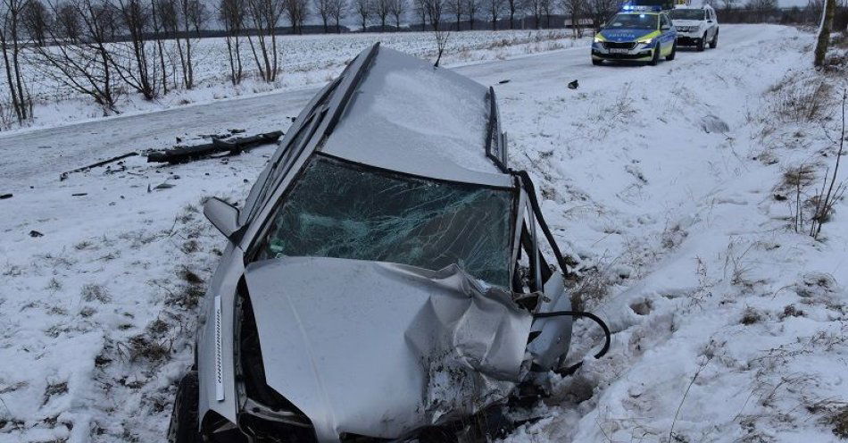 zdjęcie: Trudne warunki drogowe, policjanci pracowali wczoraj przy czołowym zderzeniu samochodów osobowych i dachowaniu. / fot. KPP w Człuchowie