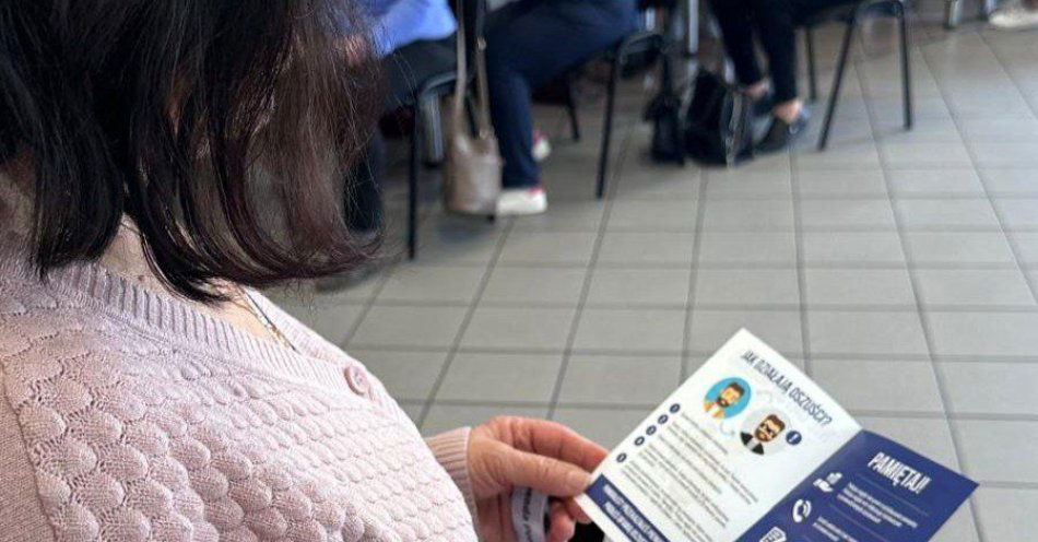 zdjęcie: Policja uczy seniorów z Gorzyc jak zwiększyć bezpieczeństwo / fot. KPP w Wodzisławiu Śląskim