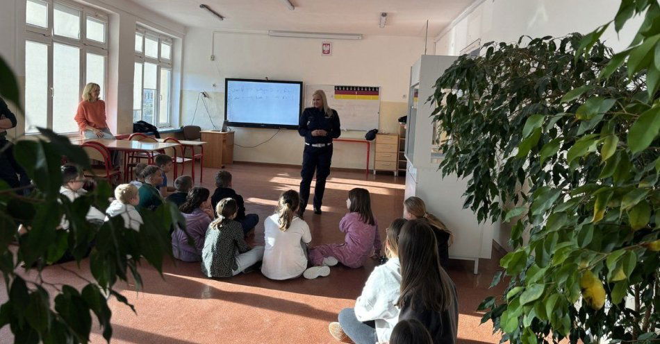 zdjęcie: Policjantki uczą dzieci bezpieczeństwa na drodze / fot. KPP Końskie Bezpieczeństwo najważniejsze!