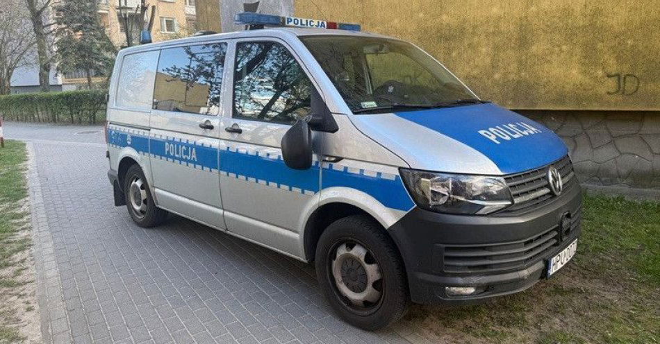 zdjęcie: Policja uratowała 78 letnią z Wolsztyna wandal uszkodził radiowóz / fot. KPP Wolsztyn VW Transporter