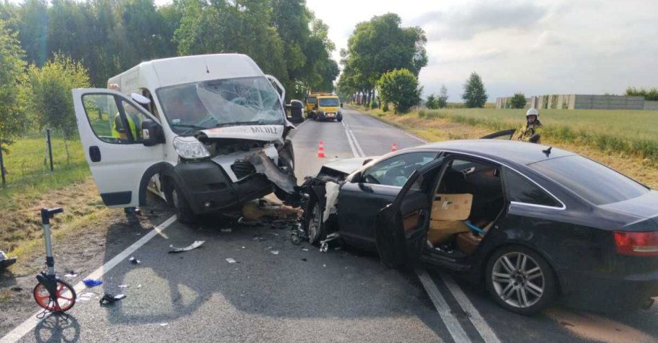 zdjęcie: Wypadek w Nowej Brzeźnicy - pięć osób trafiło do szpitala / fot. KPP w Pajęcznie
