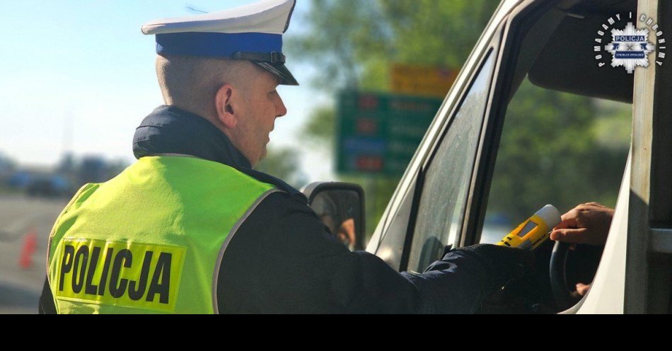 zdjęcie: Kierowca autobusu miał blisko 1,5 promila alkoholu, w tym stanie jechał po osoby z niepełnosprawnością / fot. KPP Strzelce Opolskie