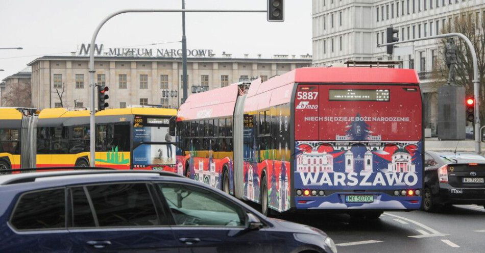 zdjęcie: Warszawa: w okresie świątecznym mniej komunikacji miejskiej na trasach / Warszawa, 01.12.2025. Świątecznie oklejony autobus komunikacji miejskiej w Warszawie, 1 bm. Na świątecznie oklejonych pojazdach widnieje tegoroczne hasło: „Niech się dzieje Boże Narodzenie” oraz napis „Warszawa”. Są też choinki, charakterystyczne warszawskie budynki oraz syrenka. (mr) PAP/Rafał Guz