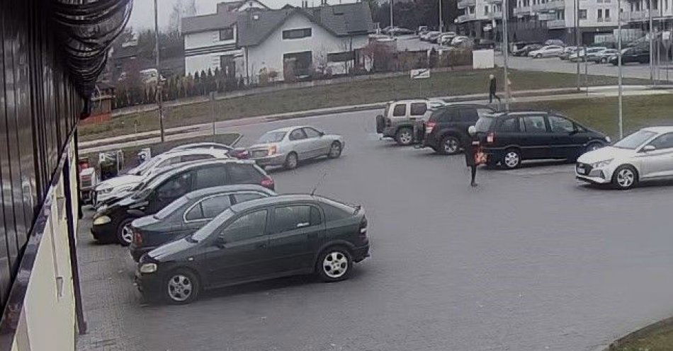 zdjęcie: Uderzyła w auto na parkingu i odjechała / fot. KPP Kolno