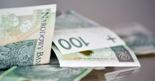 Zostawiła na dachu auta 30 tys. zł i odjechała; fruwające pieniądze zbierali kierowcy