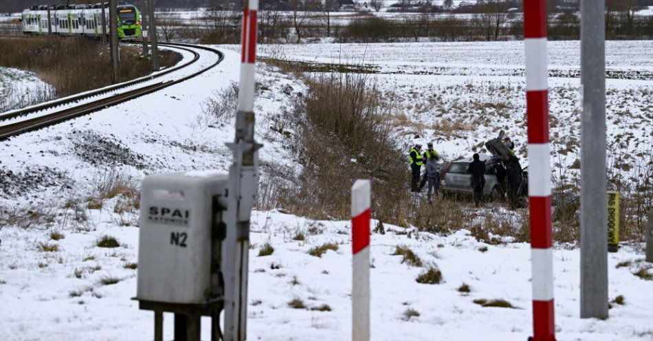 zdjęcie: Zderzenie pociągu z autem pod Koszalinem; ruch na torach wstrzymany / fot. PAP