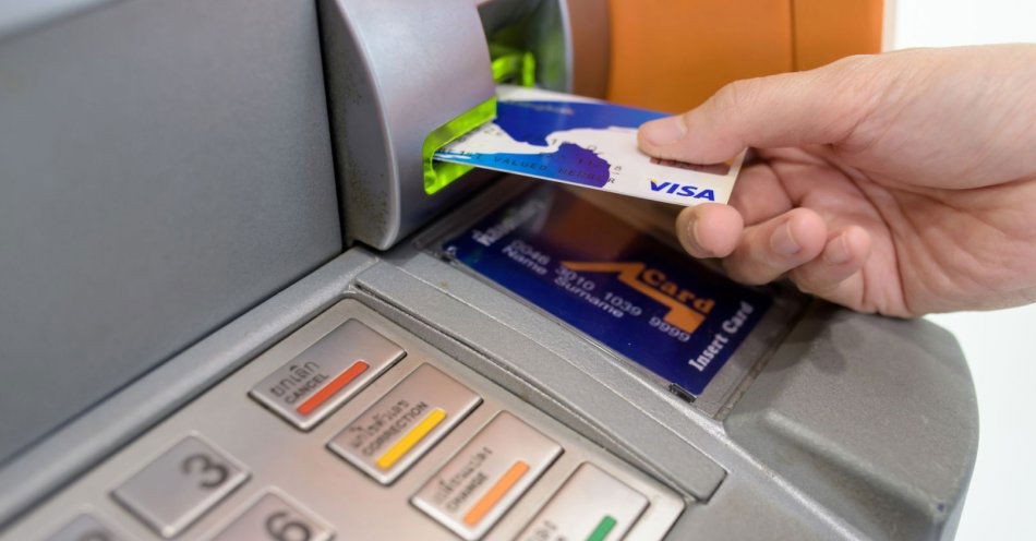 zdjęcie: Fałszywy pracownik banku wyłudził 18 000 złotych / v11550925