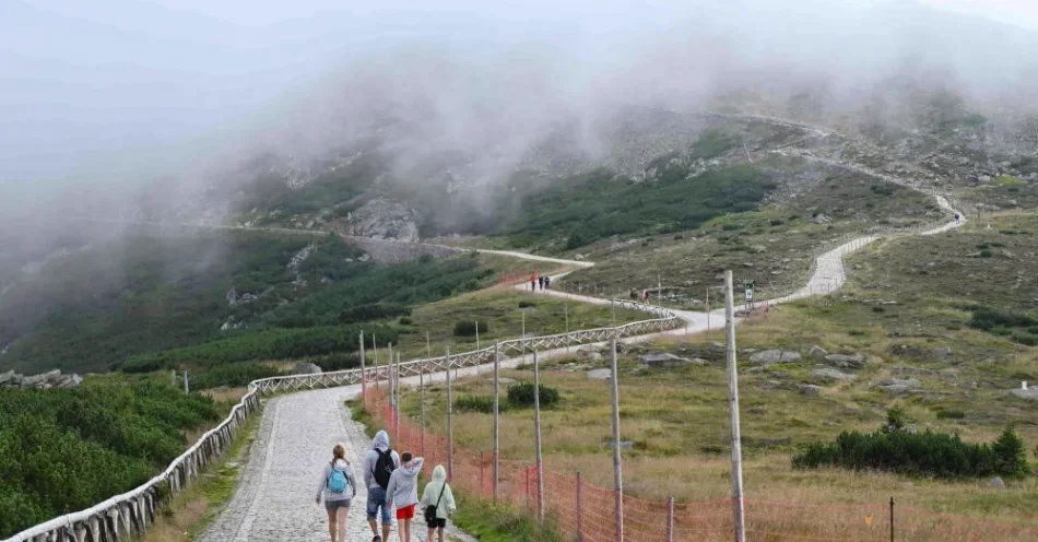 zdjęcie: Karkonosze: warunki w górach dla turystyki są wymagające / Śnieżka, 24.07.2024. Turyści w drodze do Wysokogórskiego Obserwatorium Meteorologicznego im. Tadeusza Hołdysa na Śnieżce, 24 bm. (mk/dw) PAP/Maciej Kulczyński
