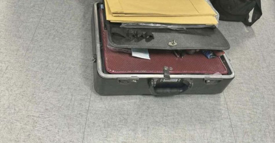 zdjęcie: Szef technik kryminalistyki prowadzi zajęcia dla studentów UWM / fot. KMP w Olsztynie