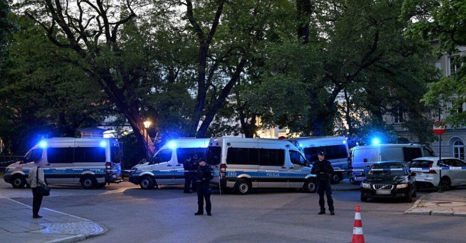 zdjęcie: życie rannego strażnika uniwersyteckiego nie jest zagrożone / fot. PAP