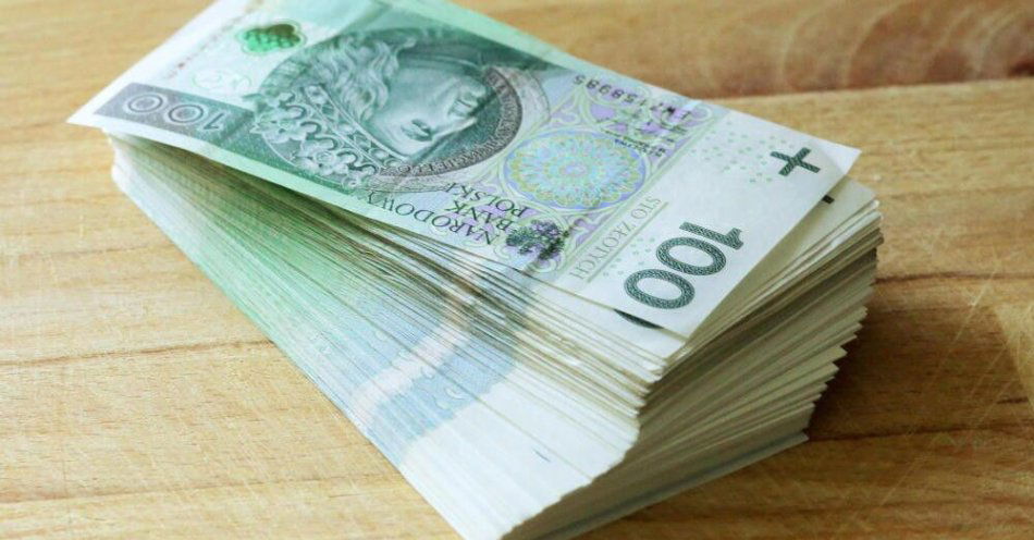 zdjęcie: Od kwietnia nowe kwoty odszkodowań za wypadki przy pracy i choroby zawodowe / Olsztyn, 18.09.2022. Banknoty stuzłotowe, 18 bm. Według informacji podanej przez GUS, inflacja za sierpień wynosi 16,1%. (tw/ibor) PAP/Tomasz Waszczuk