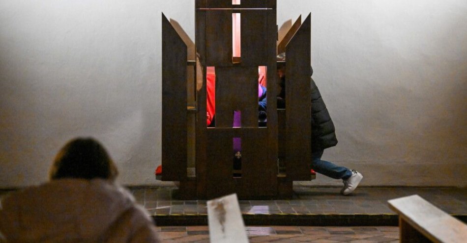 zdjęcie: W Wielkim Tygodniu w ponad 50 kościołach odbędzie się Noc Konfesjonałów / Szczecin, 29.03.2024. 14. Noc Konfesjonałów w Bazylice Archikatedralnej pw. św. Jakuba Apostoła w Szczecinie, 29 bm. Wyspowiadać się w nocy można w wybranych kościołach w całym kraju. Akcja organizowana jest z myślą o ludziach zapracowanych i zabieganych, którzy nie mogą przystąpić do spowiedzi w normalnych terminach. (sko) PAP/Marcin Bielecki