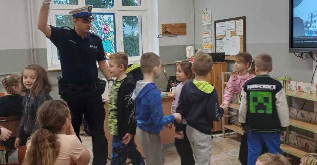 Dzielnicowy uczy bezpieczeństwa uczniów w Nowogrodzie Bobrzańskim