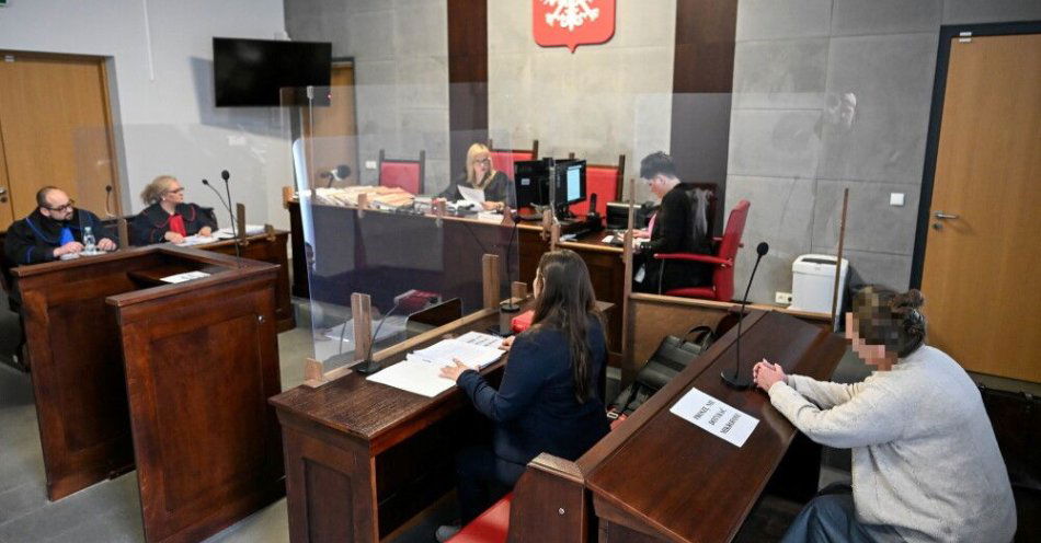 zdjęcie: 3 lata więzienia dla pielęgniarki za zaszczepienie 40 dzieci nieustaloną substancją / Szczecinek, 14.04.2026. Oskarżona Ewa B. (P) i sędzia Katarzyna Brambor-Kwiatkowska (3L) w Sądzie Rejonowym w Szczecinku, 14 bm. Sąd ma wydać wyrok ws. pielęgniarki oskarżonej o zaszczepienie 40 dzieci nieustaloną substancją. Sędzia Katarzyna Brambor-Kwiatkowska nie wykluczyła zmiany kwalifikacji prawnej zarzucanych Ewie B. czynów na surowszą. (sko) PAP/Piotr Kowala ***UWAGA!!! ZAKAZ PUBLIKACJI DANYCH OSOBOWYCH OSKARŻONEJ!!!***