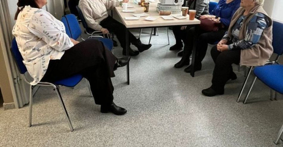 zdjęcie: Seniorzy z Dubeninek uczą się korzystać z KMZB i Mojej Komendy / fot. KPP w Gołdapi