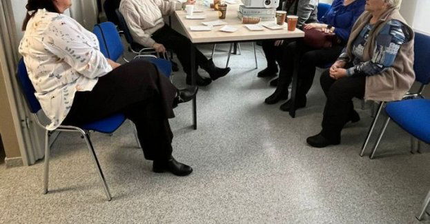 Seniorzy z Dubeninek uczą się korzystać z KMZB i Mojej Komendy