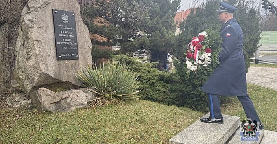 zdjęcie: Policjanci z Wałbrzycha uczcili Narodowe Święto Niepodległości / fot. KMP w Wałbrzychu