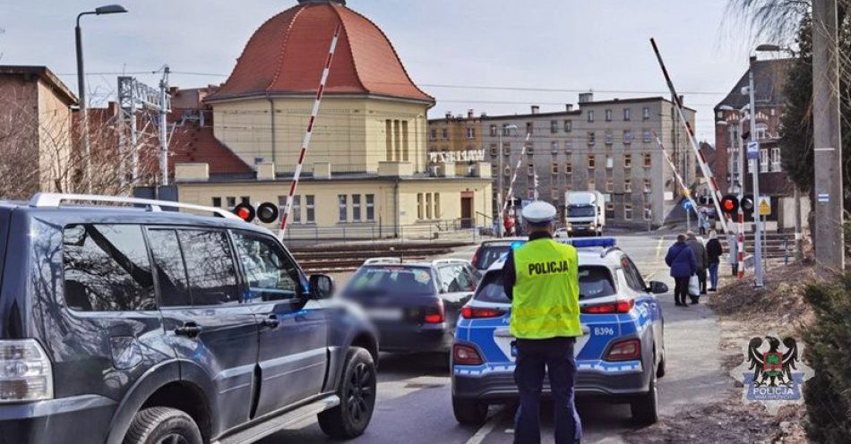 zdjęcie: Od początku roku blisko trzysta zgłoszeń dotyczących przejazdu kolejowo-drogowego przy ul. Żeromskiego w Wałbrzychu / fot. KMP w Wałbrzychu