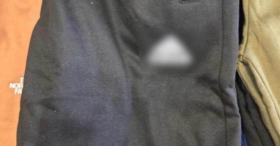 zdjęcie: Wrocław: prawie 4 tysiące podrobionych ubrań i nielegalny tytoń / fot. KMP w Wrocławiu