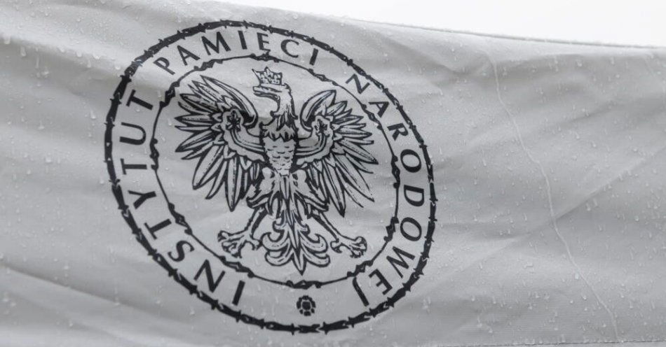 zdjęcie: Gra planszowa IPN „Powstanie Wielkopolskie 1918–1919” trafiła do sprzedaży / Siedlec, 20.04.2022. Logo IPN w trakcie demontażu pomnika czerwonoarmisty w Siedlcu, 20 bm. (sko/ran) PAP/Jakub Kaczmarczyk