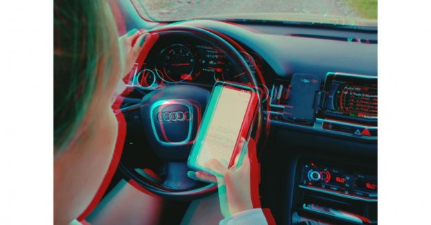 Pieszo po ekspresowej S7- dwóch mężczyzn szukało telefonu, który wypadł im z pojazdu