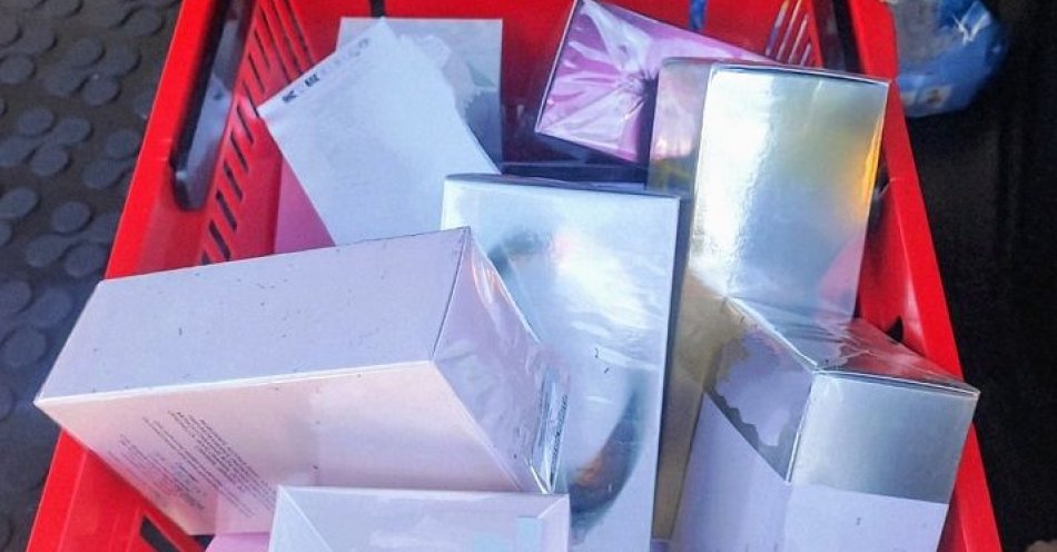 zdjęcie: Narkotyki i skradzione perfumy przechwycone przez drawskich operacyjnych / fot. KPP w Drawsku Pomorskim
