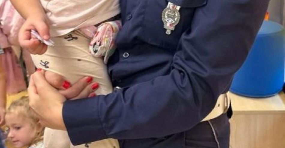 zdjęcie: Przedszkolaki uczą się bezpieczeństwa na mobilnym miasteczku / fot. KMP w Słupsku