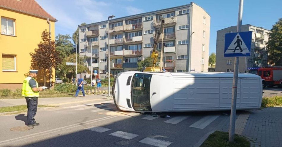 zdjęcie: Zderzenie bmw z mercedesem sprinterem / fot. KPP Inowrocław